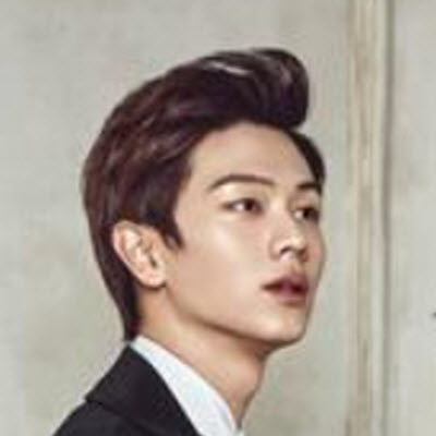 The Actors Watch Their Own Works in the Drama